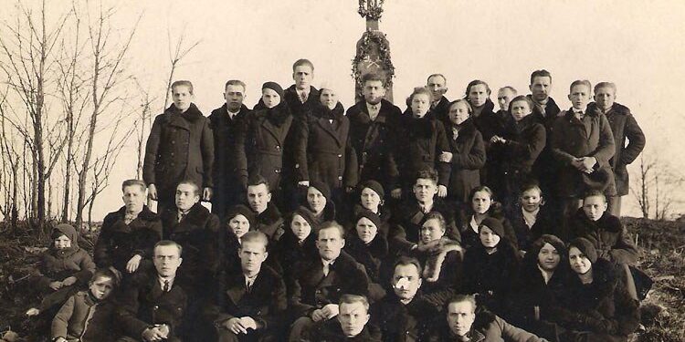 Klevų jaunimo choras prie kaimo kryžiaus 1936 metais