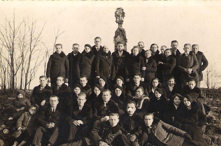 Klevų jaunimo choras prie kaimo kryžiaus 1936 metais