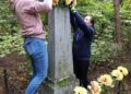 Klevų kaimo moterys puošia ir tvarko seną kryžių