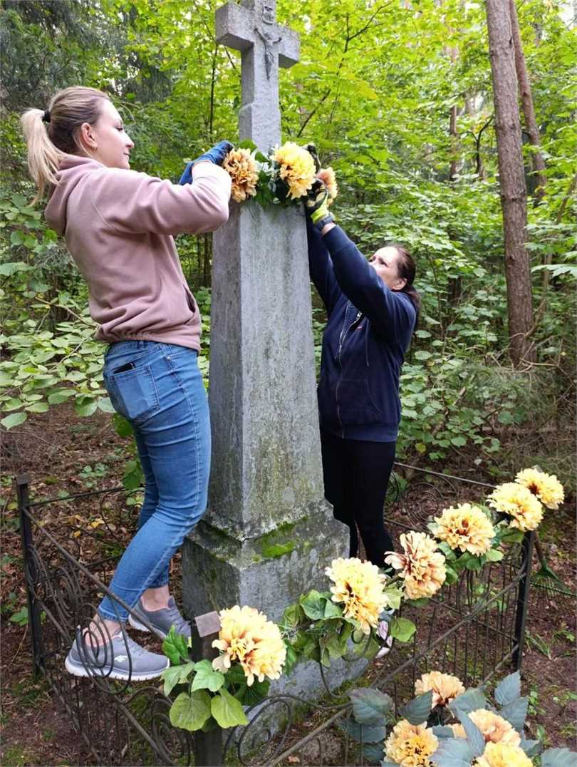 Klevų kaimo moterys puošia ir tvarko seną kryžių