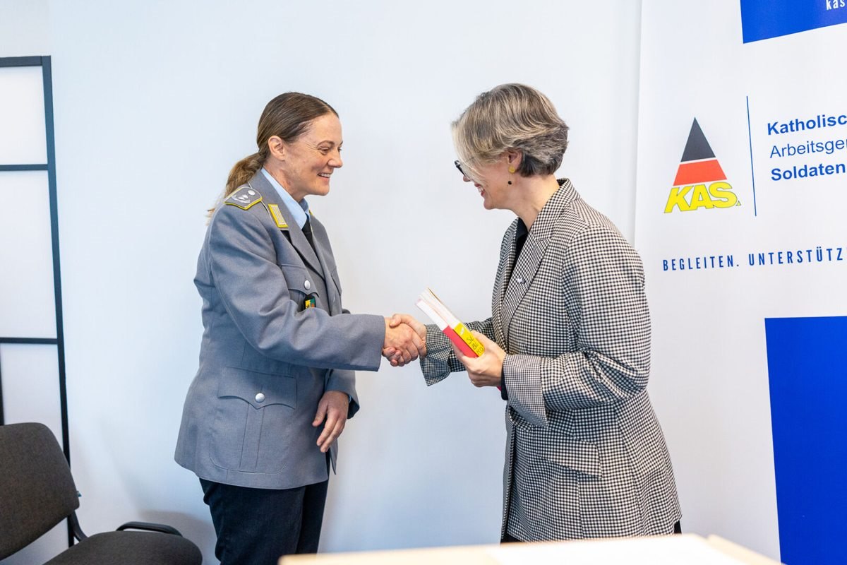Vokietijos brigados atstovė ir Lietuvos kultūros instituto atstovė knygų perdavimo metu.