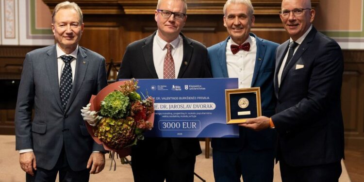 Valentinos Burkšienės vardo premijos įteikimas Klaipėdos universitete: Artūras Razbadauskas, Jaroslavas Dvorakas, Rimantas Balsys ir Arūnas Burkšas
