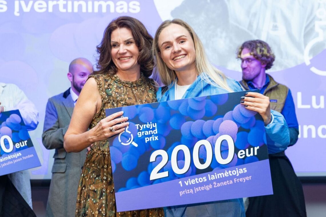 Klaipėdos universiteto doktorantė Laura Lupeikaitė-Kuncienė (dešinėje) su pirmosios vietos „Tyrėjų Grand Prix“ apdovanojimu
