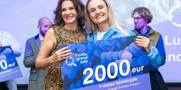 Klaipėdos universiteto doktorantė Laura Lupeikaitė-Kuncienė (dešinėje) su pirmosios vietos „Tyrėjų Grand Prix“ apdovanojimu