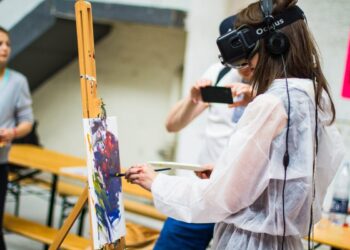 Kultūros paso veikloje dalyvaujanti mergina tapo su virtualiosios tikrovės akiniais