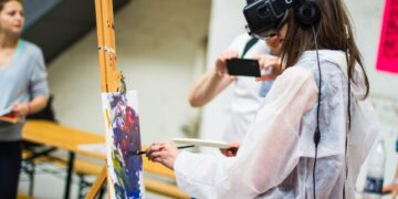 Kultūros paso veikloje dalyvaujanti mergina tapo su virtualiosios tikrovės akiniais