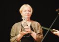 Choreografė profesorė Laimutė Kisielienė su apdovanojimu