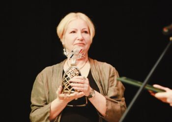 Choreografė profesorė Laimutė Kisielienė su apdovanojimu
