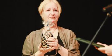 Choreografė profesorė Laimutė Kisielienė su apdovanojimu