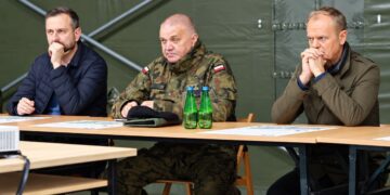 Lenkijos gynybos ministras Vladislavas Kosiniakas-Kamyšas, generolas Stanislavas Čosnekas ir premjeras Donaldas Tuskas prie pasitarimų stalo.