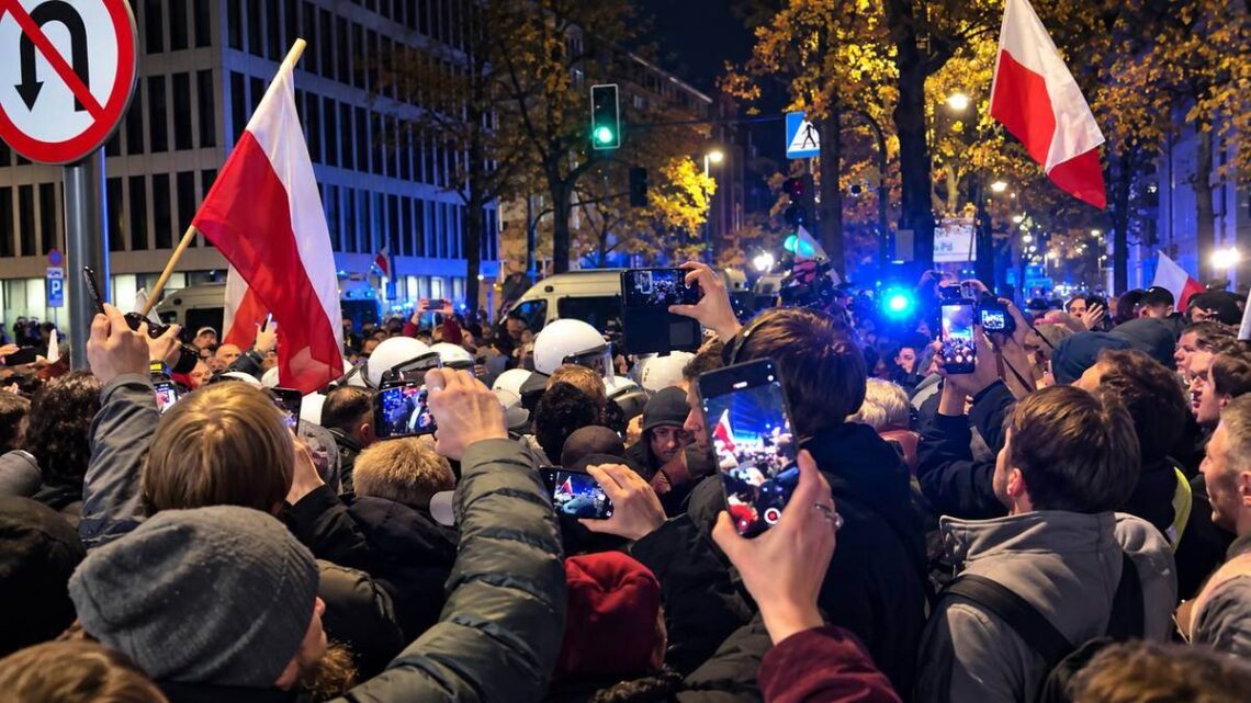 Naktinis protestas Varšuvoje: Lenkijos vėliavos, policijos pareigūnai ir susirinkę žmonės