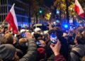 Naktinis protestas Varšuvoje: Lenkijos vėliavos, policijos pareigūnai ir susirinkę žmonės