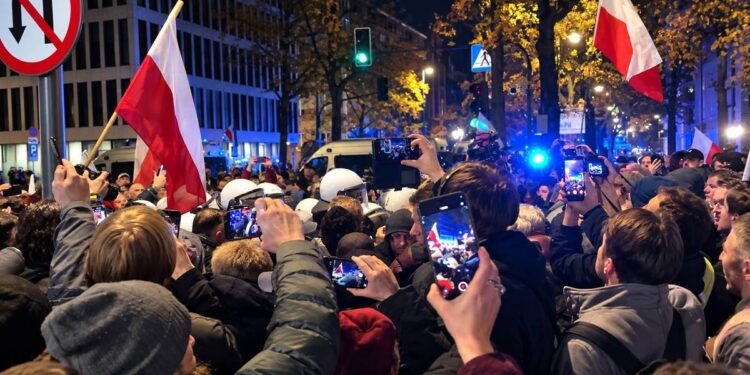 Naktinis protestas Varšuvoje: Lenkijos vėliavos, policijos pareigūnai ir susirinkę žmonės