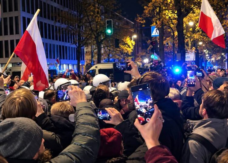 Naktinis protestas Varšuvoje: Lenkijos vėliavos, policijos pareigūnai ir susirinkę žmonės