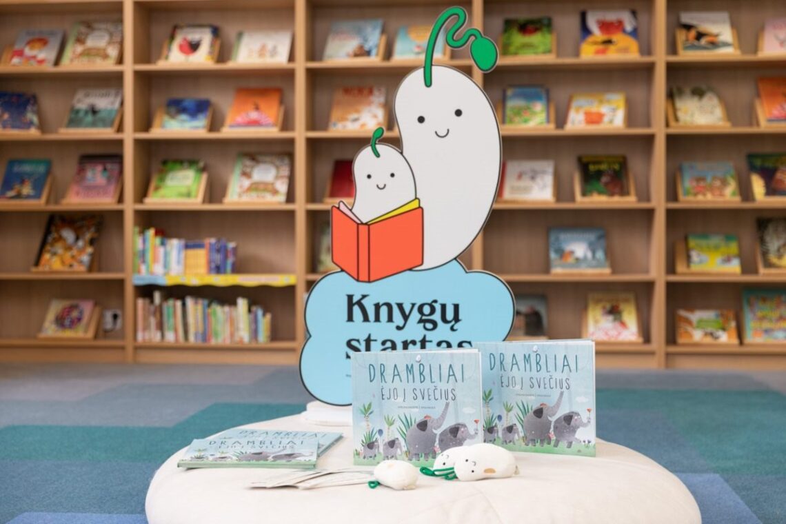 Vaikų knygos „Drambliai ėjo į svečius“ šalia „Knygų starto“ ženklo bibliotekoje