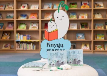 Vaikų knygos „Drambliai ėjo į svečius“ šalia „Knygų starto“ ženklo bibliotekoje