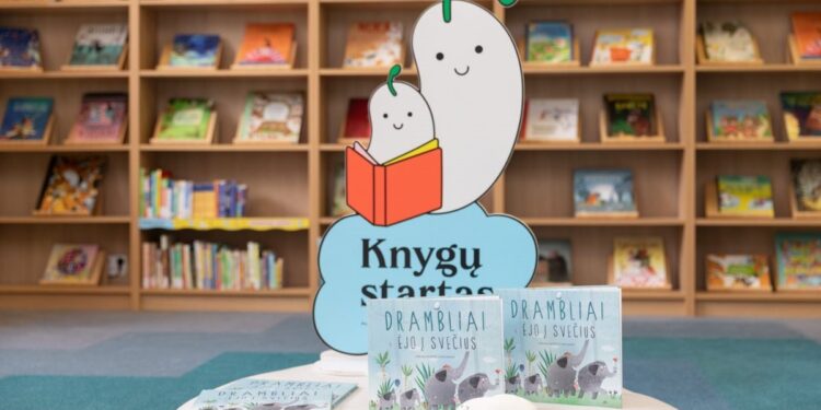 Vaikų knygos „Drambliai ėjo į svečius“ šalia „Knygų starto“ ženklo bibliotekoje