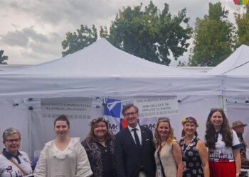 Lietuvių dienų Los Andžele dalyviai prie Klaipėdos universiteto stendo