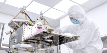 „Kongsberg NanoAvionics“ darbuotojai Vilniuje prie FCL palydovo