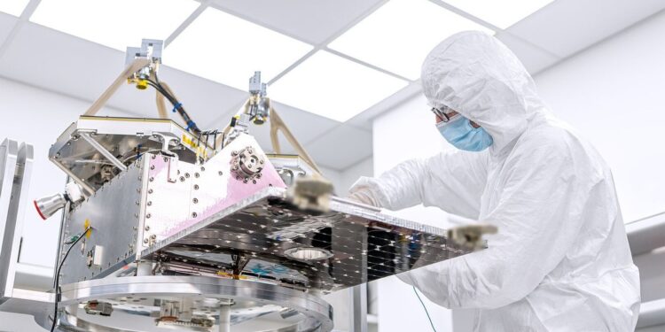 „Kongsberg NanoAvionics“ darbuotojai Vilniuje prie FCL palydovo