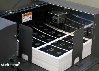 Spausdinimo įrenginyje paruošti lipdukų lapai