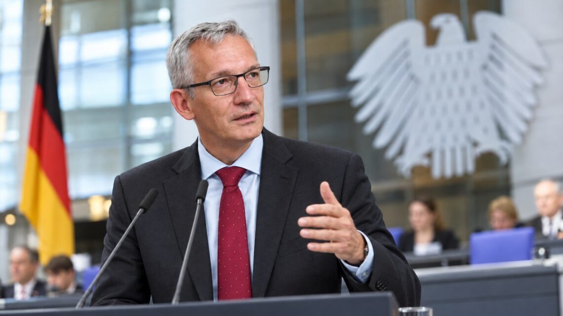 BND vadovas Martinas Jėgeris kalba Bundestago aplinkoje
