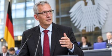 BND vadovas Martinas Jėgeris kalba Bundestago aplinkoje