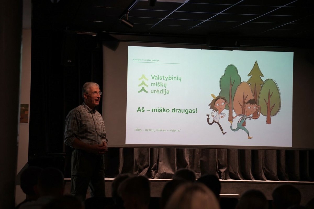Miškininkas kino salėje pristato vaikams miško pažinimo pamoką