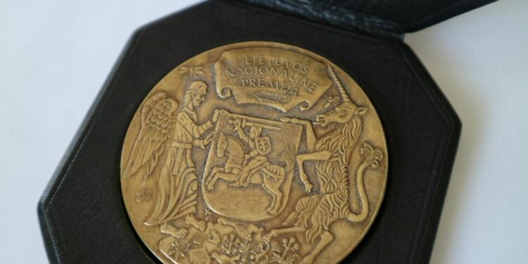 Lietuvos nacionalinės kultūros ir meno premijos medalis juodame dėkle