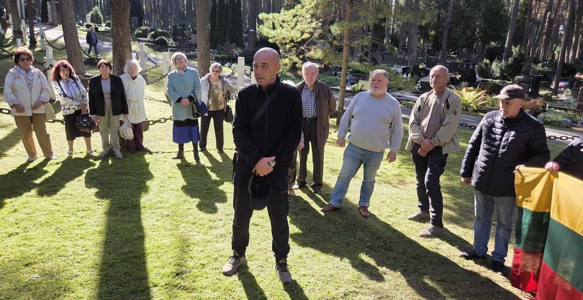 Kalbėtojas ir minėjimo dalyviai Kauno Petrašiūnų kapinėse