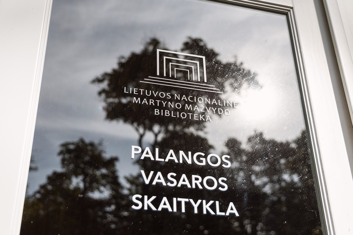 Palangos vasaros skaityklos iškaba ant stiklo