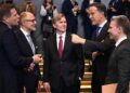 JAV gynybos politikos vadovas Elbridžas Kolbis, Latvijos gynybos ministras Andris Sprūdis ir NATO generalinis sekretorius Markas Riutė Briuselyje.