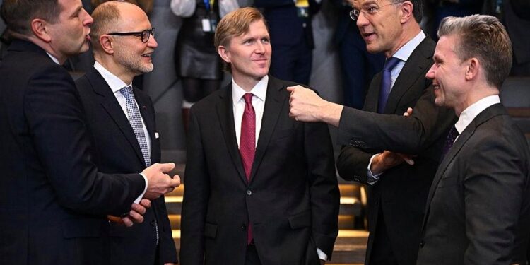 JAV gynybos politikos vadovas Elbridžas Kolbis, Latvijos gynybos ministras Andris Sprūdis ir NATO generalinis sekretorius Markas Riutė Briuselyje.