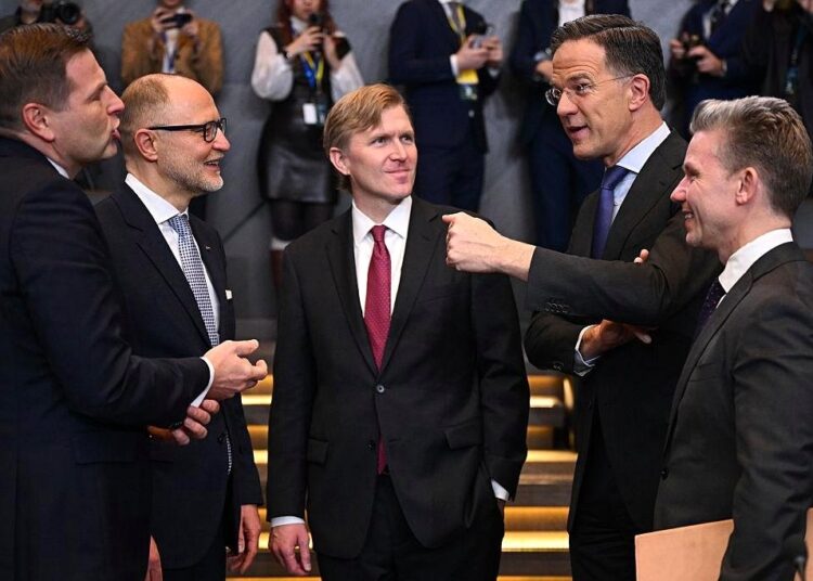 JAV gynybos politikos vadovas Elbridžas Kolbis, Latvijos gynybos ministras Andris Sprūdis ir NATO generalinis sekretorius Markas Riutė Briuselyje.