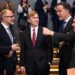 JAV gynybos politikos vadovas Elbridžas Kolbis, Latvijos gynybos ministras Andris Sprūdis ir NATO generalinis sekretorius Markas Riutė Briuselyje.