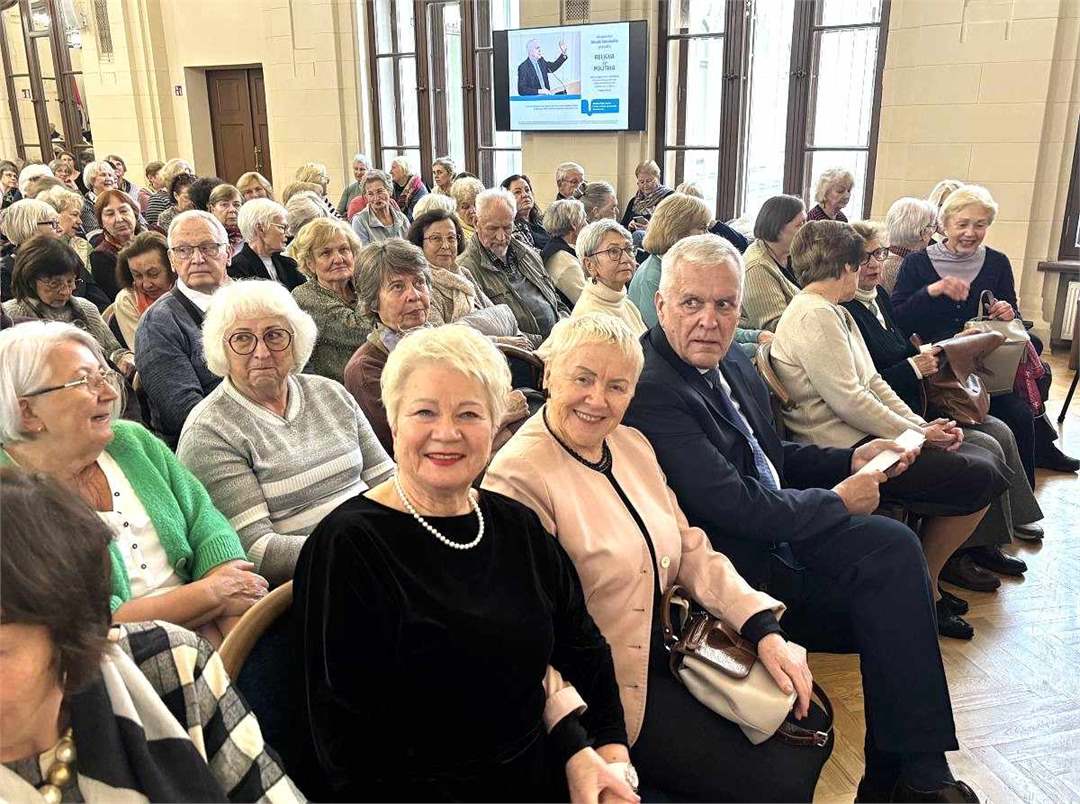 Pirmoje eilėje Aldona Daučiūnienė, Zita Žebrauskienė ir Alvydas Jokubaitis