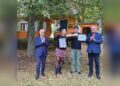 Aistė ir Augustinas Žemaičiai su Mato Šalčiaus premija ir sveikintojais Čiudiškiuose