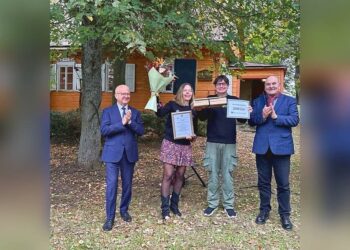 Aistė ir Augustinas Žemaičiai su Mato Šalčiaus premija ir sveikintojais Čiudiškiuose