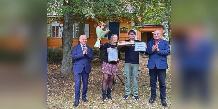 Aistė ir Augustinas Žemaičiai su Mato Šalčiaus premija ir sveikintojais Čiudiškiuose