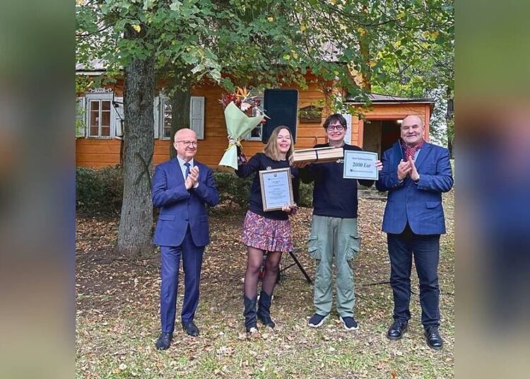 Aistė ir Augustinas Žemaičiai su Mato Šalčiaus premija ir sveikintojais Čiudiškiuose
