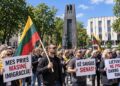 Protestuotojai su antiimigraciniais plakatais Vinco Kudirkos aikštėje Vilniuje