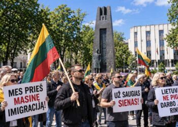 Protestuotojai su antiimigraciniais plakatais Vinco Kudirkos aikštėje Vilniuje