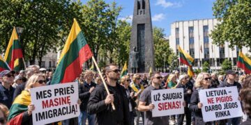 Protestuotojai su antiimigraciniais plakatais Vinco Kudirkos aikštėje Vilniuje