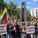 Protestuotojai su antiimigraciniais plakatais Vinco Kudirkos aikštėje Vilniuje