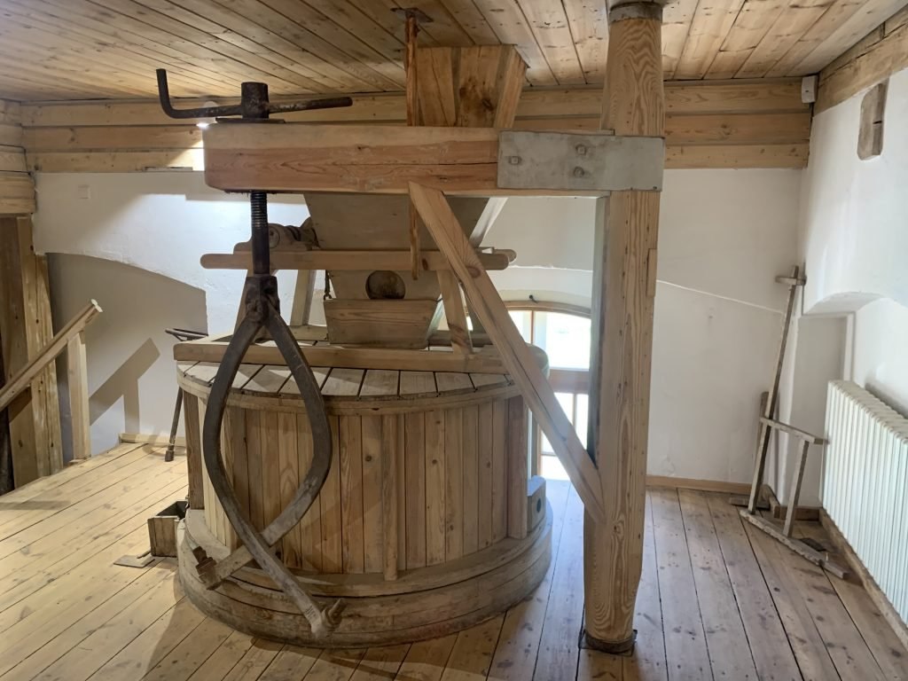 Istoriniai mediniai Raubonių vandens malūno-karšyklos-verpyklos įrenginiai.