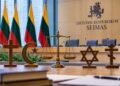 Religijų simboliai ir teisingumo svarstyklės Lietuvos Seimo posėdžių salės fone – simbolinė iliustracija