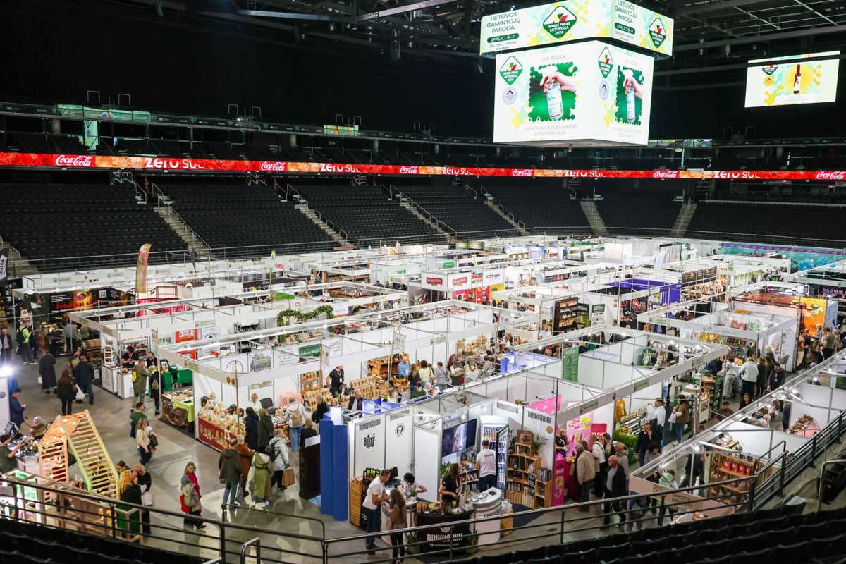 Parodos „Rinkis prekę lietuvišką 2026“ dalyvių stendai Kauno „Žalgirio“ arenoje