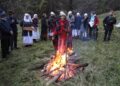 Vėlinių–Ilgių šventės dalyviai prie apeiginės ugnies Rokantiškių pilkapyne