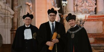 Vilniaus universiteto garbės daktaras profesorius Saulius Juodkazis garbės daktaro vardo suteikimo iškilmėse.