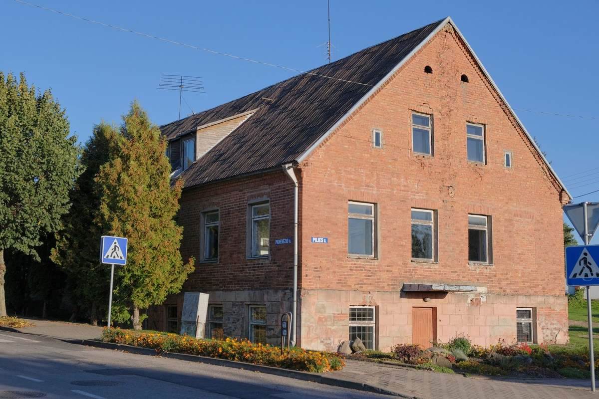 Raudonų plytų buvusios Šeduvos miesto vaistinės pastatas